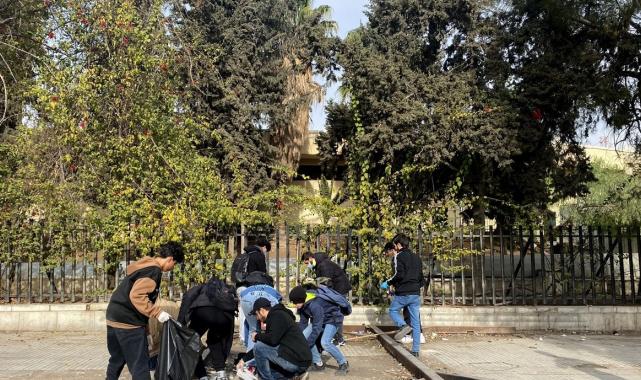 Suriye'nin başkenti Şam'da gönüllü gençler sokakları temizliyor