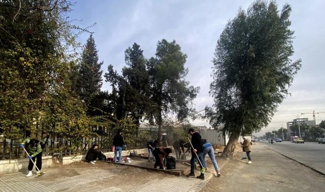 Suriye'nin başkenti Şam'da gönüllü gençler sokakları temizliyor