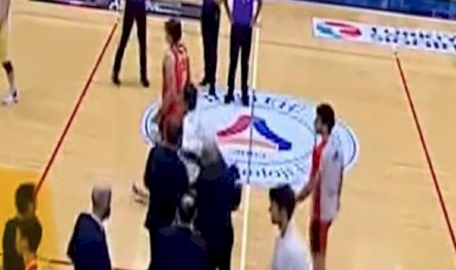 Ankaragücü başantrenörü, rakip oyuncuya yumruk salladı