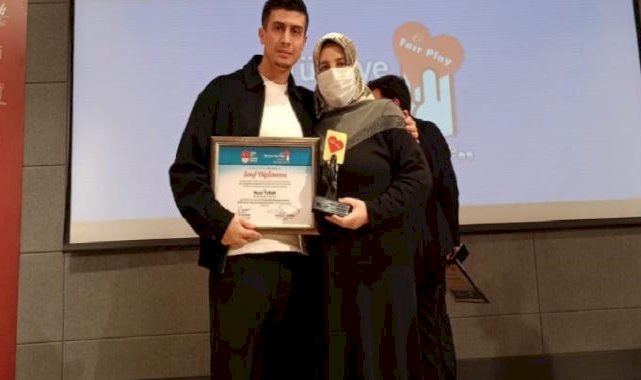 Annesini kurtarmak için kariyerinden vazgeçen futbolcuya ödül