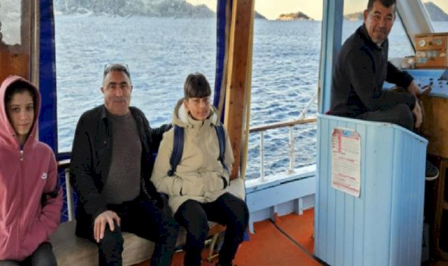 Antalya'da okula gitmek için tekneyle denizi geçiyorlar
