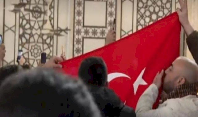 Emevi Camii'nde Türk bayrağı açıldı