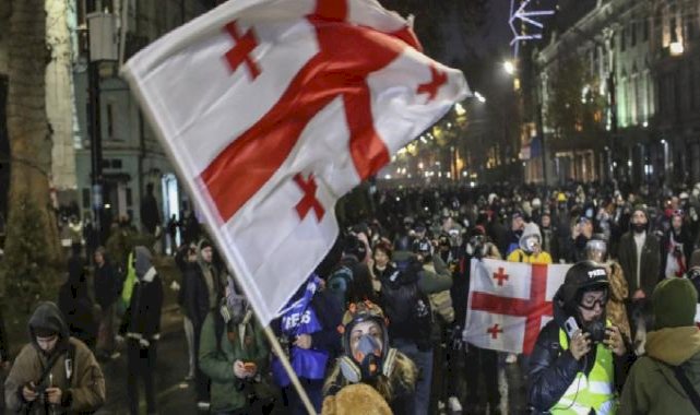 Gürcistan parlamentosunda havai fişekli protesto sürüyor: 48 gözaltı