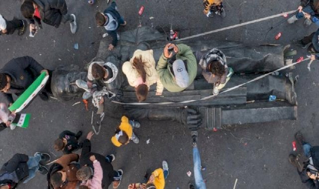 Hafız Esad'ın heykeli, Emevi Meydanı'nda sürüklendi