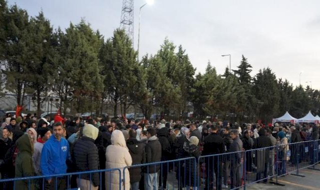 İstanbul'da alışveriş çılgınlığı: Vatandaşlar bin TL'lik hediye çeki için akşamdan çadır kurdu