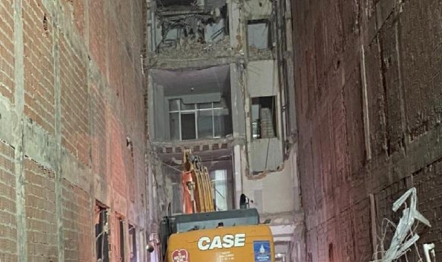 İstanbul'da çöken binanın altında kalan işçiyi kurtarma çalışmaları devam ediyor