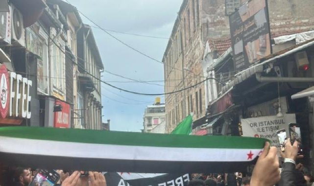 İstanbul'da Esad rejiminin düşmesinin ardından sevinç gösterileri
