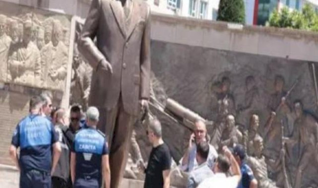Kayseri'de Atatürk Anıtı'na baltayla saldıran dayı ile yeğenin hapis cezası onandı