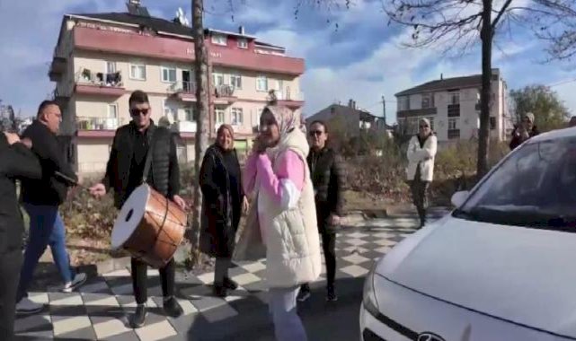 Kocaeli'de 3. denemesinde ehliyet sınavını geçen kadına arkadaşlarından dikkat çeken kutlama