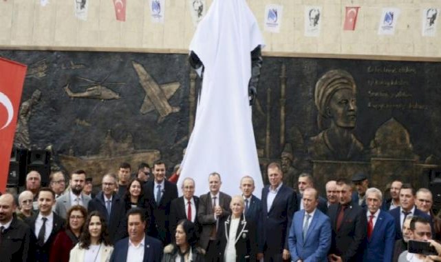 Manisa'da CHP'li Yunusemre Belediyesi'nden heykel açılışı