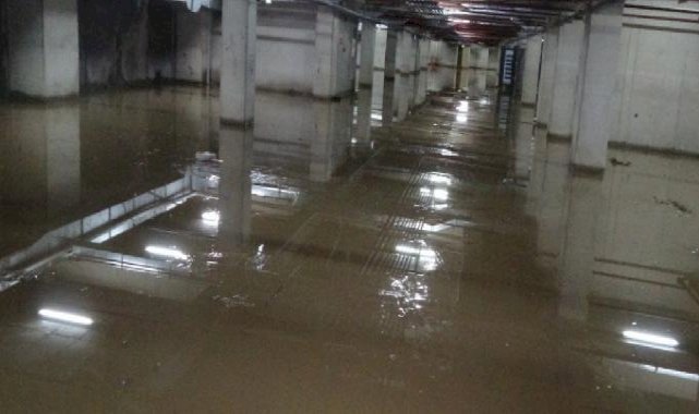 Rize'de fırtına hayatı felç etti: Stadyum çamurla kaplandı