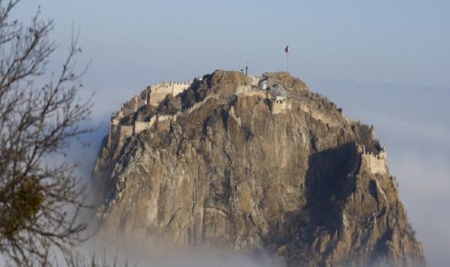 Sisler arasında Afyonkarahisar Kalesi büyüledi
