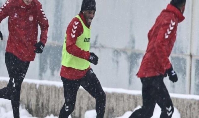 Sivasspor, Galatasaray maçının hazırlıklarına yoğun kar altında devam etti