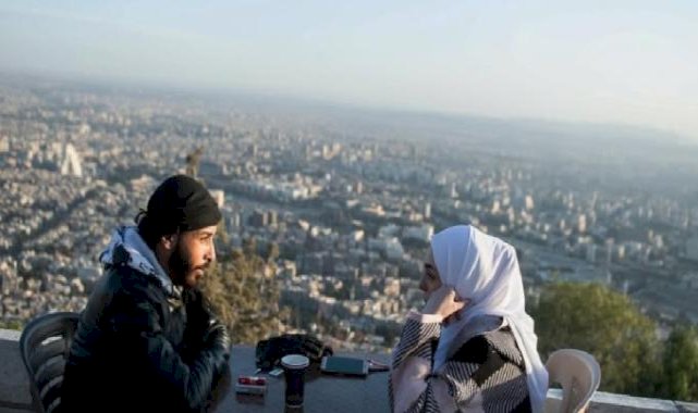 Suriyeliler, 14 yıl sonra Kasyun Dağı’nda Şam'ı izliyor