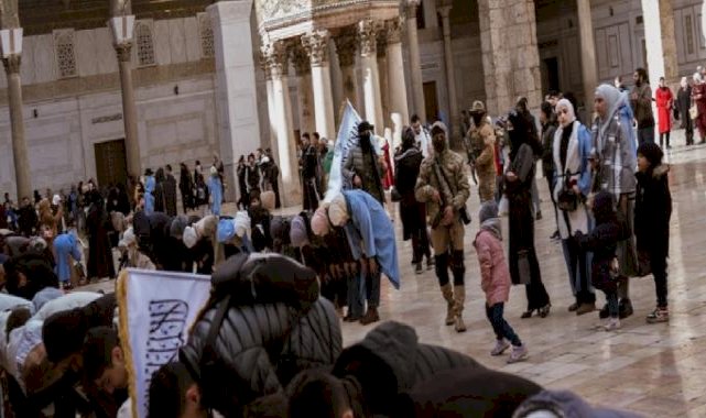 Suriyeliler cuma namazı için Emevi Camii'ne akın etti