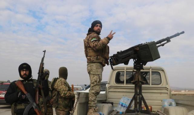 Tel Rıfat'ta Suriye Milli Ordusu'na katılan Suriyeli gençler: Gelin, bizimle birlikte savaşın