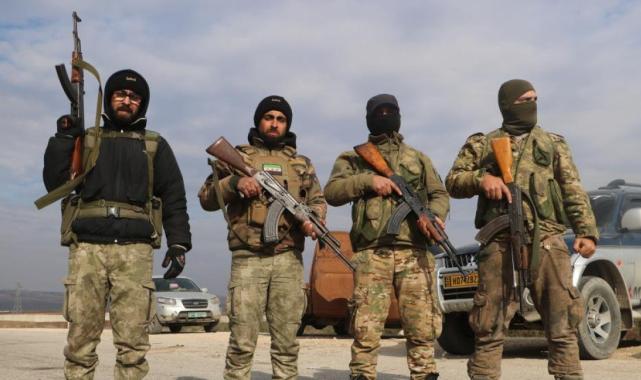 Tel Rıfat'ta Suriye Milli Ordusu'na katılan Suriyeli gençler: Gelin, bizimle birlikte savaşın