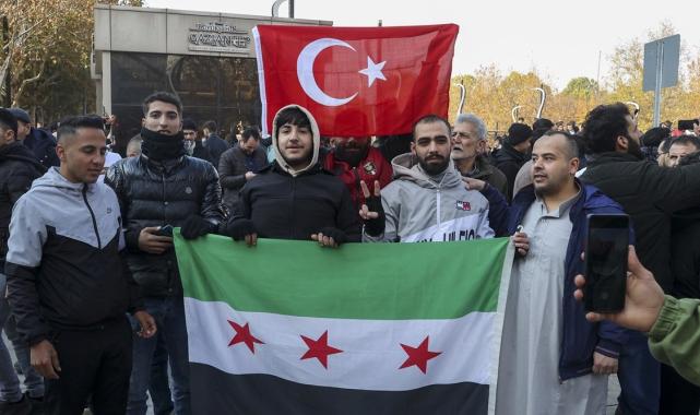 Türkiye'de bulunan Suriyeliler, Esad rejiminin devrilmesini kutluyor