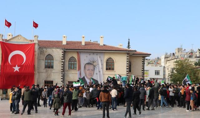 Türkiye'de bulunan Suriyeliler, Esad rejiminin devrilmesini kutluyor