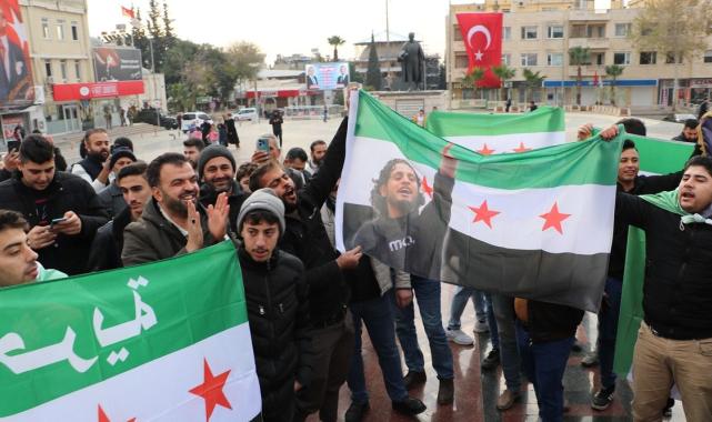 Türkiye'de bulunan Suriyeliler, Esad rejiminin devrilmesini kutluyor