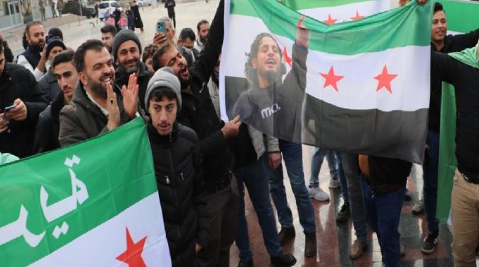 Türkiye'de bulunan Suriyeliler, Esad rejiminin devrilmesini kutluyor