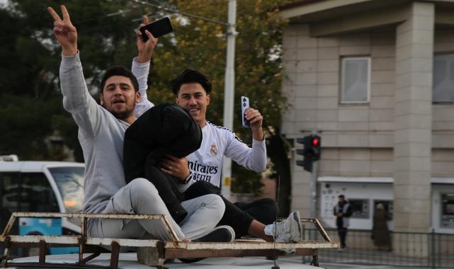 Türkiye'de bulunan Suriyeliler, Esad rejiminin devrilmesini kutluyor