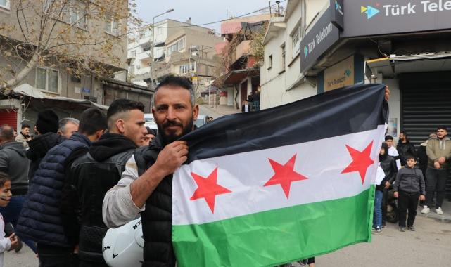 Türkiye'de bulunan Suriyeliler, Esad rejiminin devrilmesini kutluyor