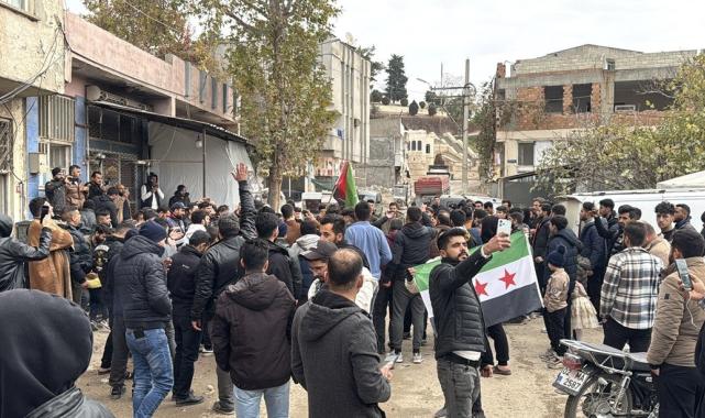 Türkiye'de bulunan Suriyeliler, Esad rejiminin devrilmesini kutluyor