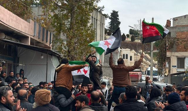 Türkiye'de bulunan Suriyeliler, Esad rejiminin devrilmesini kutluyor