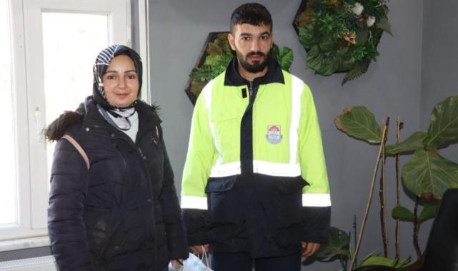 Yalova'da temizlik görevlisi bulduğu cüzdanı sahibine teslim etti