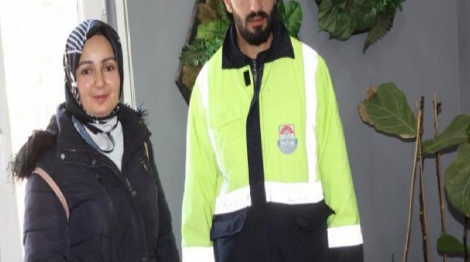 Yalova&#039;da temizlik görevlisi bulduğu cüzdanı sahibine teslim etti