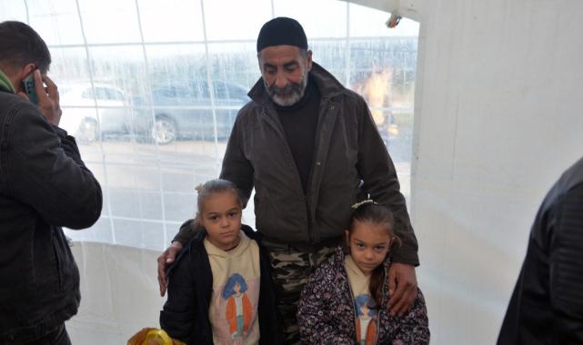 Yıllardır görmediği babası için Cilvegözü Gümrük Kapısı’ndan geçmeyi bekliyor