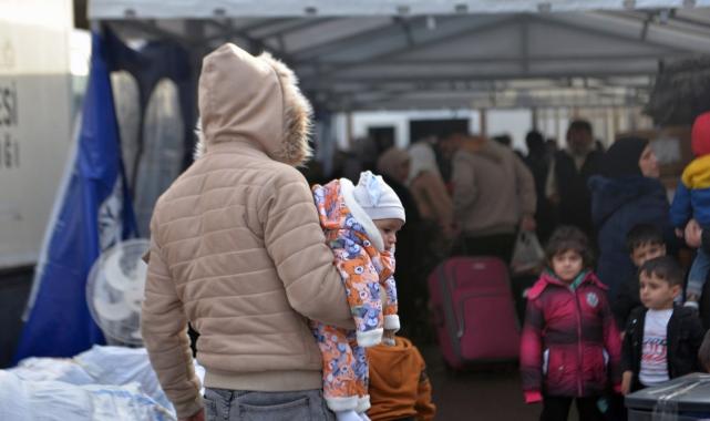 Yıllardır görmediği babası için Cilvegözü Gümrük Kapısı’ndan geçmeyi bekliyor