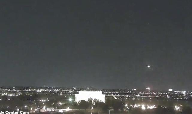 ABD'de helikopterle çarpışan yolcu uçağının nehre düştüğü anlar