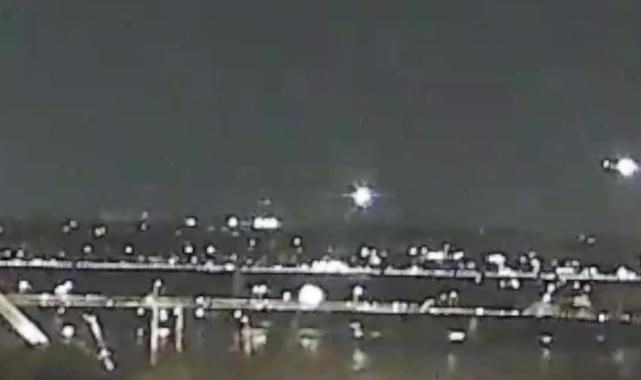 ABD'de helikopterle çarpışan yolcu uçağının nehre düştüğü anlar