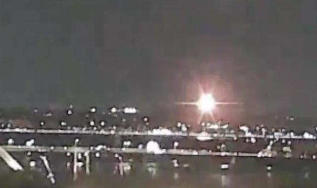 ABD'de helikopterle çarpışan yolcu uçağının nehre düştüğü anlar