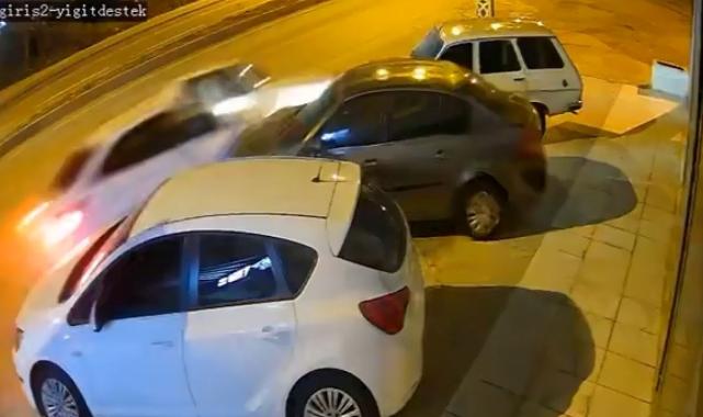 Adana'da 2 otomobil çarpıştı