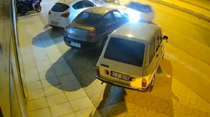 Adana'da 2 otomobil çarpıştı