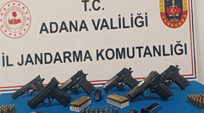 Adana&#039;da iki araçta 6 ruhsatsız tabancanın ele geçirilmesi sonrası 6 gözaltı