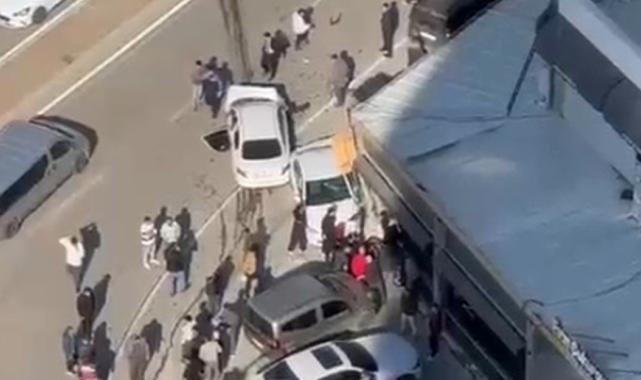 Adana'da motosikletle çarpışan otomobil yayaların arasına daldı: 1 ölü