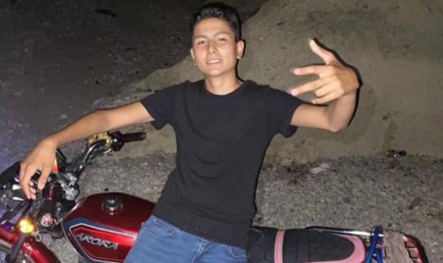 Adana'da motosikletle çarpışan otomobil yayaların arasına daldı: 1 ölü