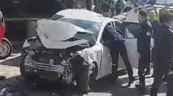 Adana&#039;da motosikletle çarpışan otomobil yayaların arasına daldı: 1 ölü