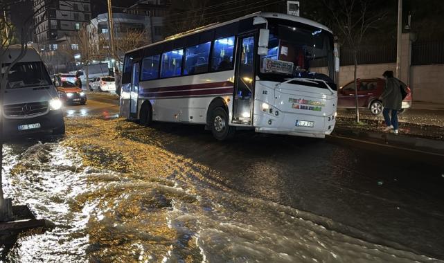 Adana'da su borusu patladı, otobüs çukura düştü