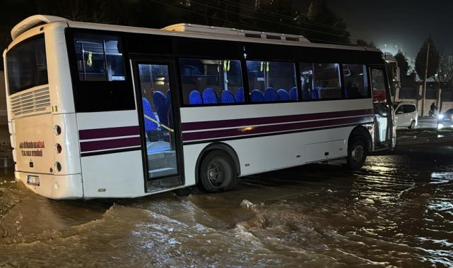 Adana'da su borusu patladı, otobüs çukura düştü