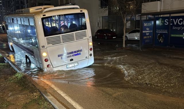 Adana'da su borusu patladı, otobüs çukura düştü