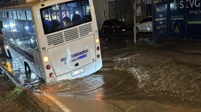 Adana'da su borusu patladı, otobüs çukura düştü