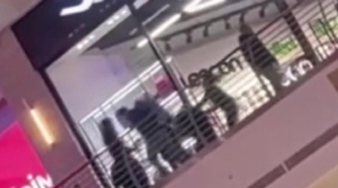 Ankara'da AVM'de Tekme ve yumruklar havada uçuştu