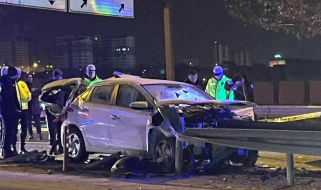 Ankara'da otomobil bariyerlere saplandı: 1 ölü