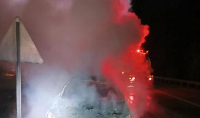 Antalya-Isparta karayolunda seyir halindeki otomobil alev aldı