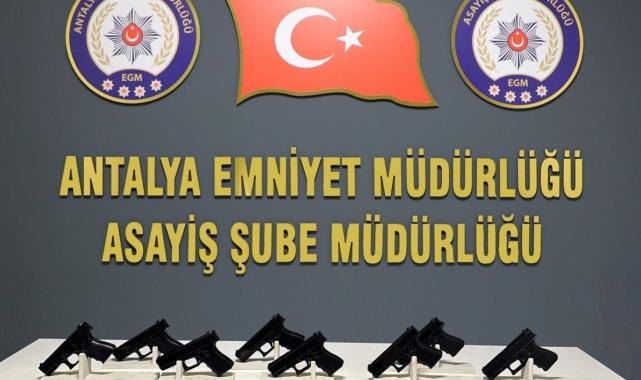 Antalya'da dur ihtarına uymayan sürücünün aracında 17 tabanca bulundu